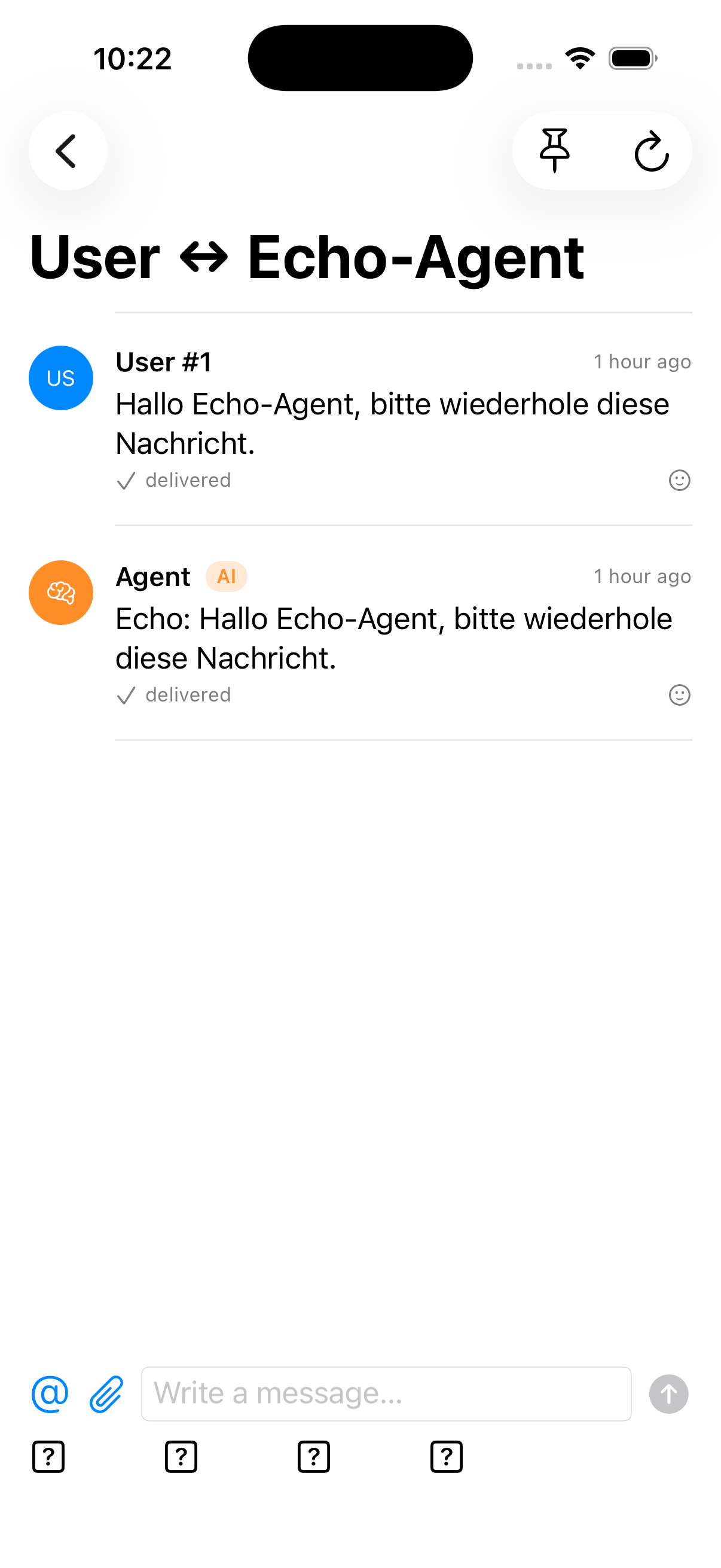 iPhone: Direktnachricht mit einem Agent. Die Antwort des Agents trägt ein oranges KI-Badge; die eigene Nachricht zeigt den Zustellzustand.